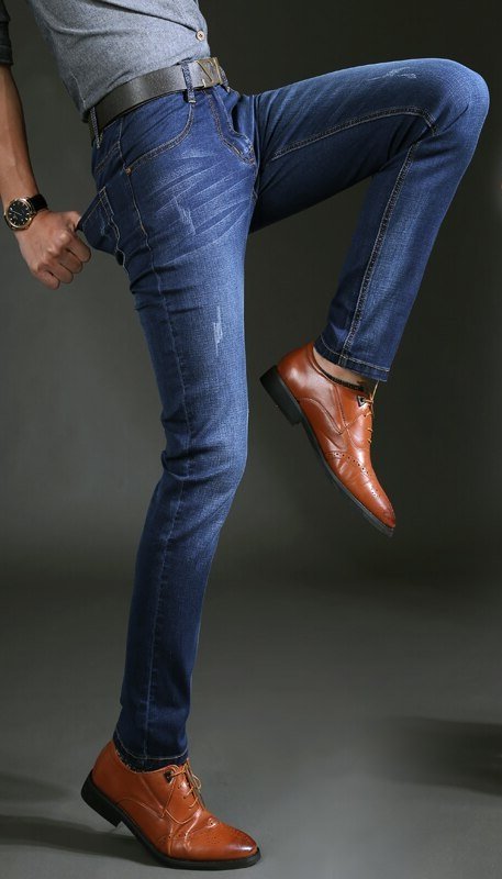 Узкие джинсы и туфли для мужчин
