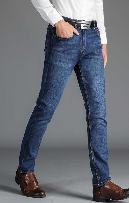 Мужчина в классических джинсах
