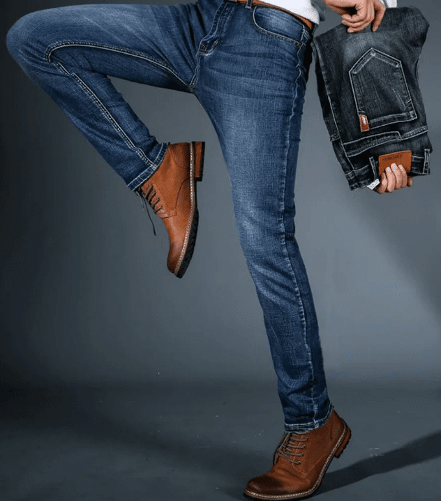 Мужчина в классических джинсах